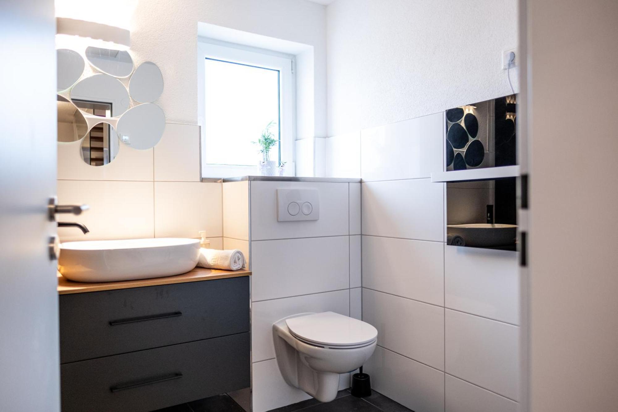 Klassen Apartments! Stadtnahes Ferienhaus* Mit Terrasse In Aulendorf * Fuer 6-8 Personen ภายนอก รูปภาพ